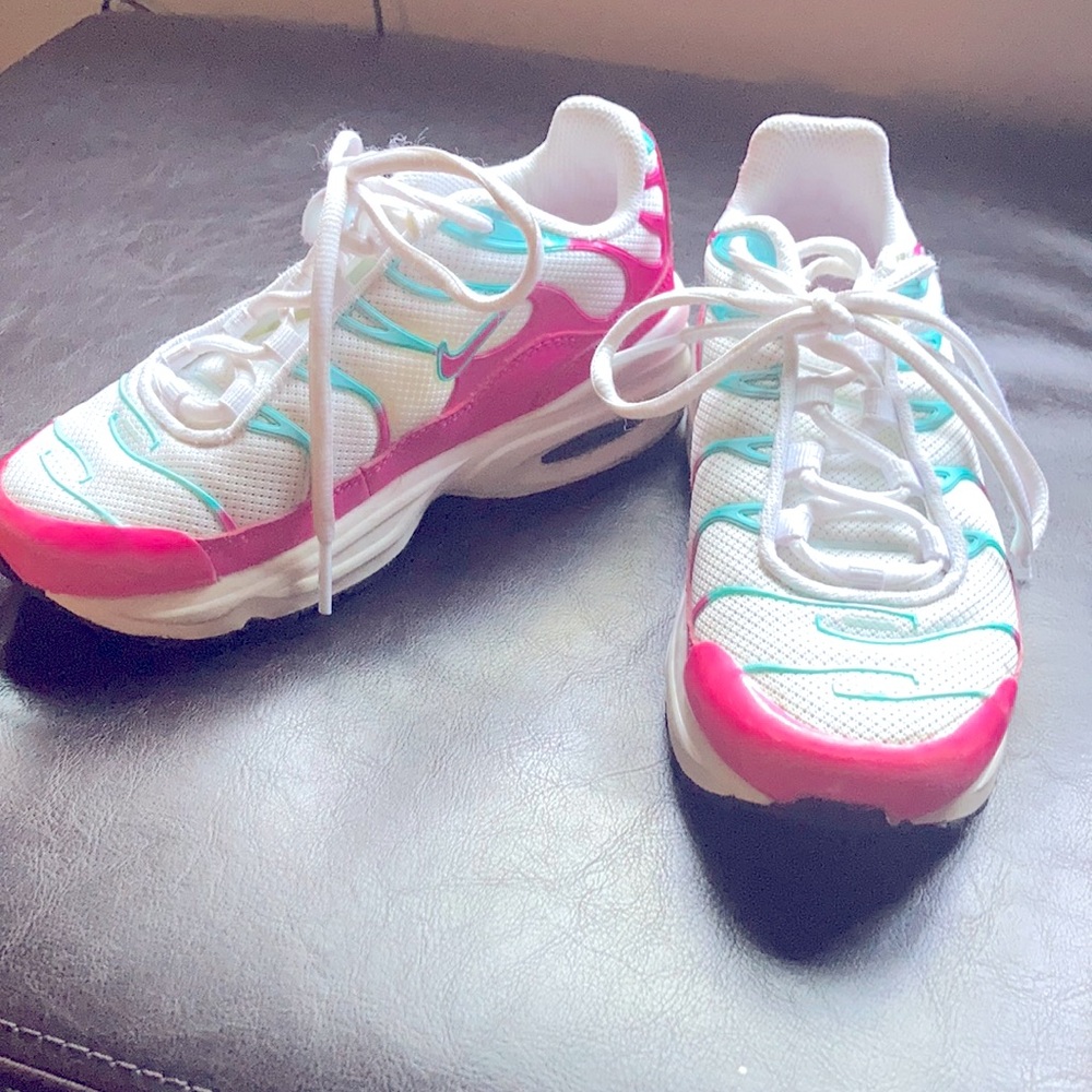 Girls Nike tennis shoes